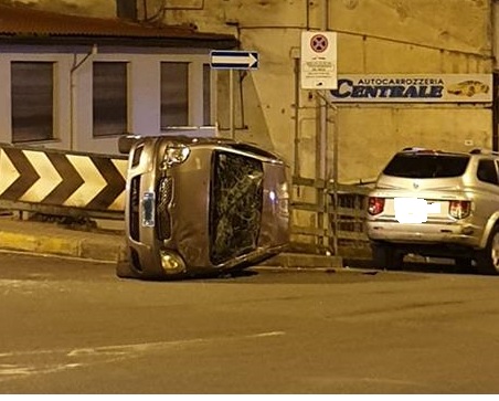 Paura nella notte. Auto si ribalta in centro a Sanremo
