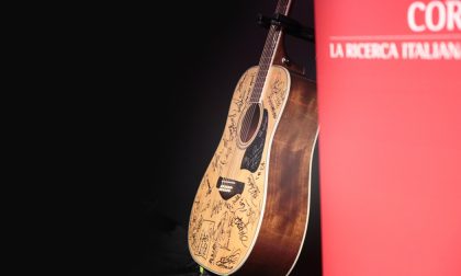 Una chitarra autografata dai protagonisti del Festival per benificenza