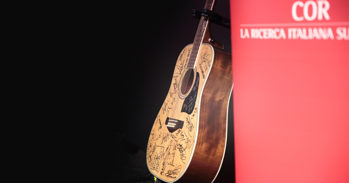 Una chitarra autografata dai protagonisti del Festival per benificenza