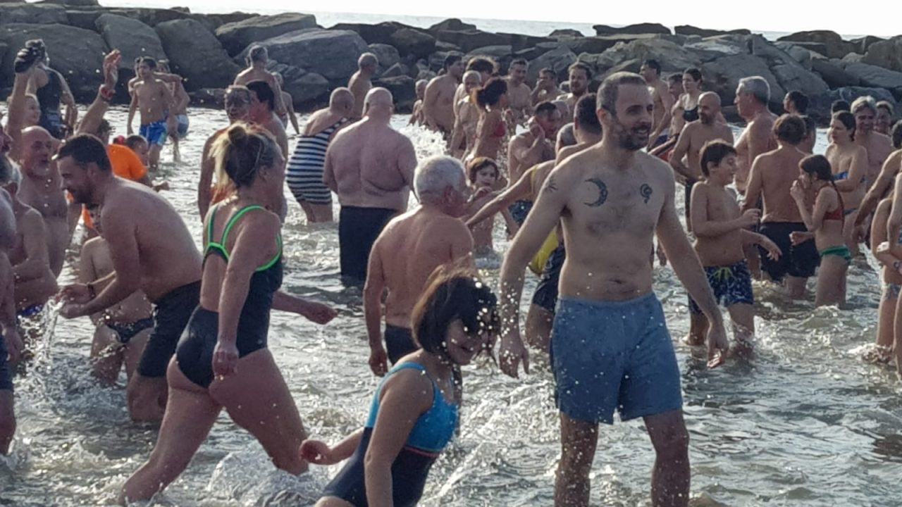 Cimento 2019 ecco le foto dei temerari sanremesi. In acqua anche Tommasini