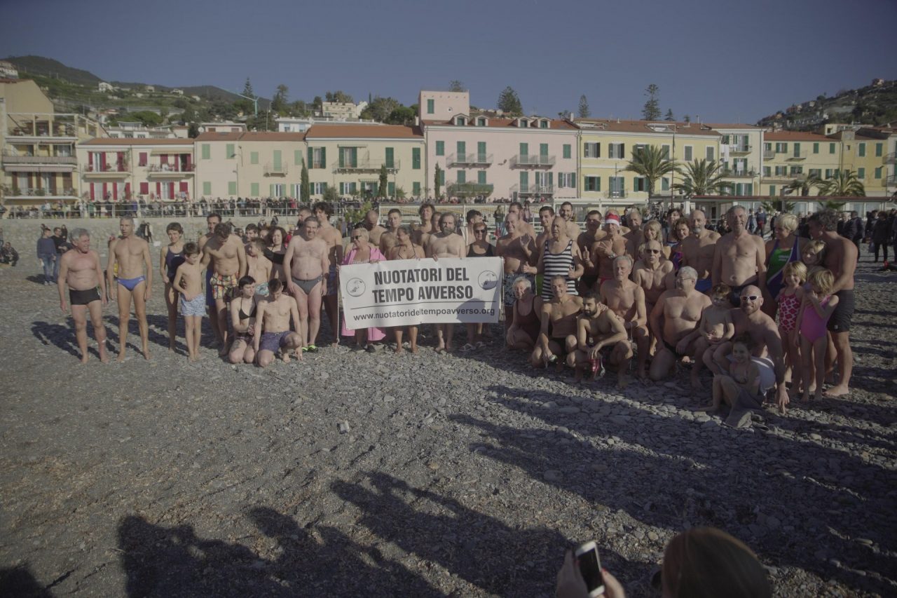Il tuffo in mare dei temerari ospedalettesi