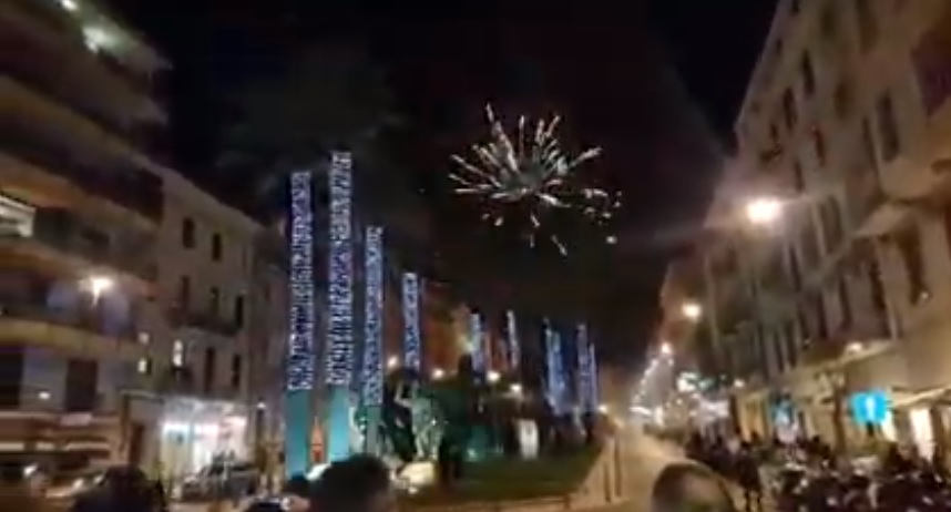 Il mistero dei fuochi artificiali prima della mezzanotte. Il video