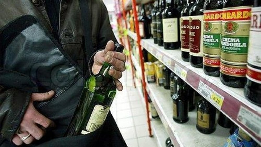 Fermato con alcolici rubati, danneggia auto polizia