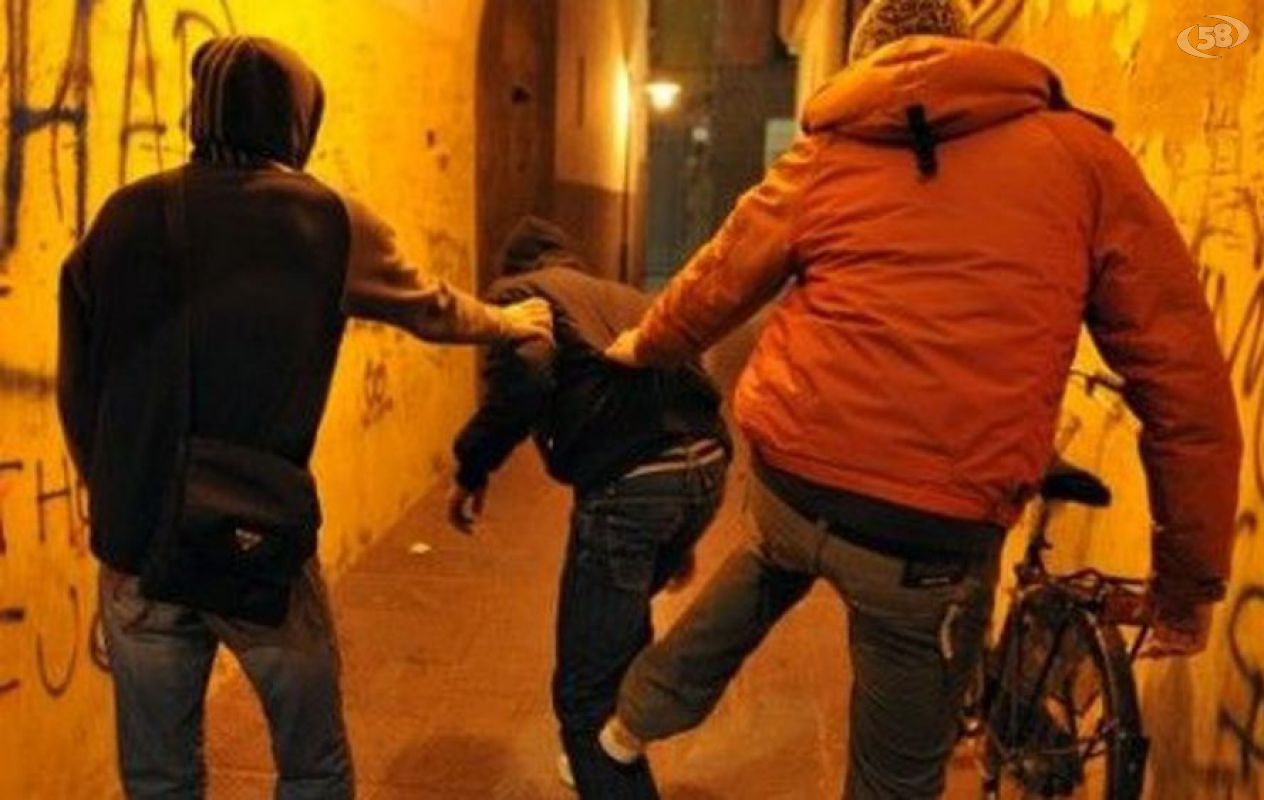 Rissa nella notte tra due coppie in corso Inglesi