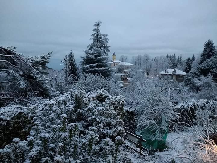 San Romolo si  risveglia sotto una densa coltre di neve