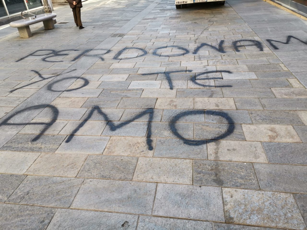 Amante pentito chiede scusa imbrattando una via del centro