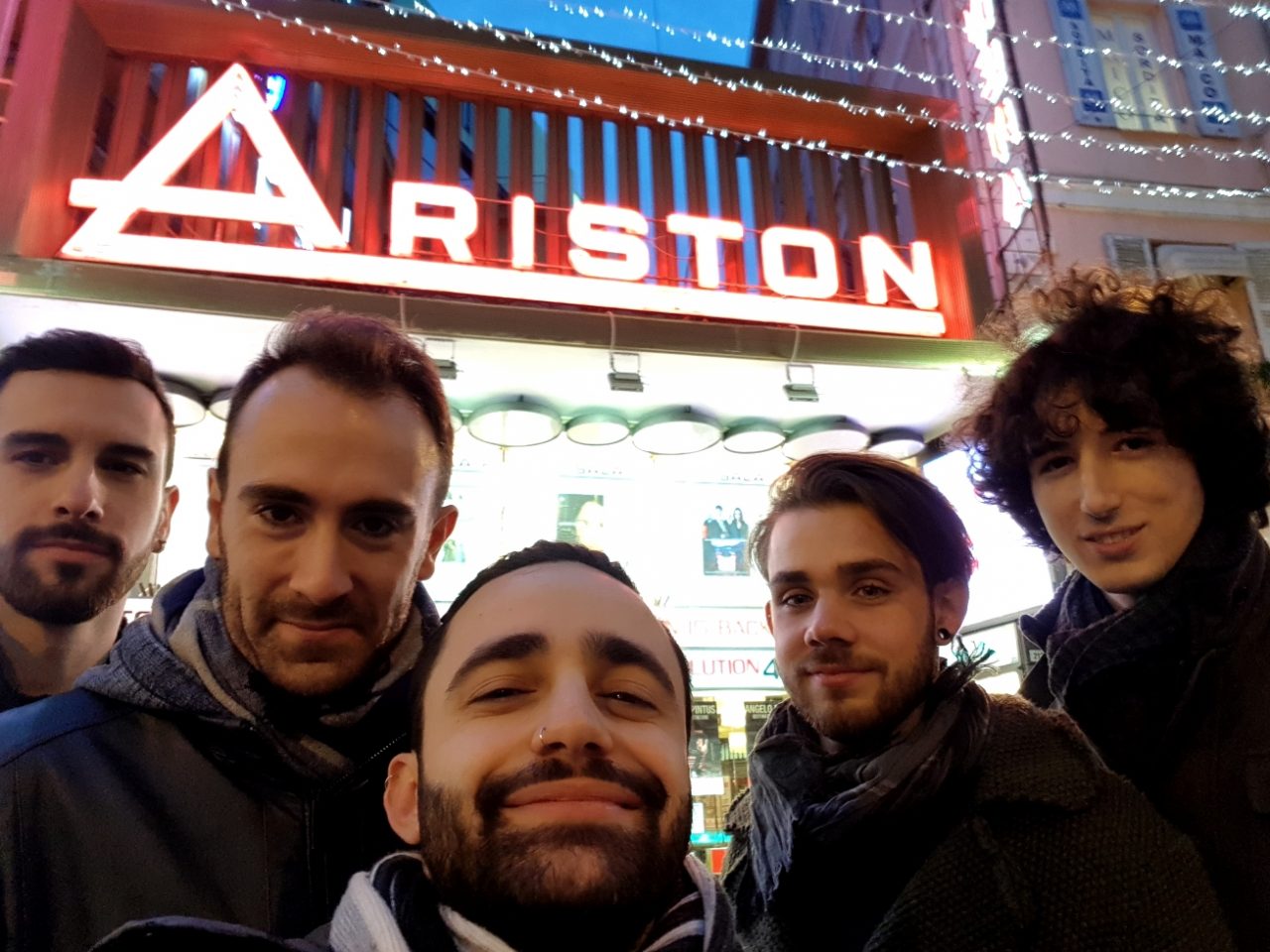 Stasera sul palco dell’Ariston i Deschema e gli altri 5 giovani del Sanremo Giovani World Tour