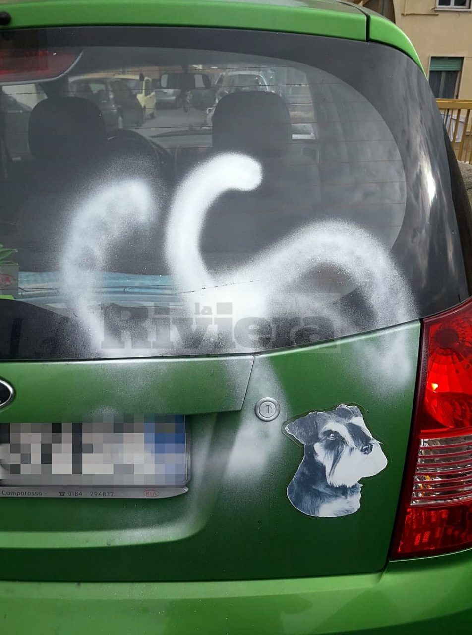 Vandali in azione a Ventimiglia, imbrattata un’auto