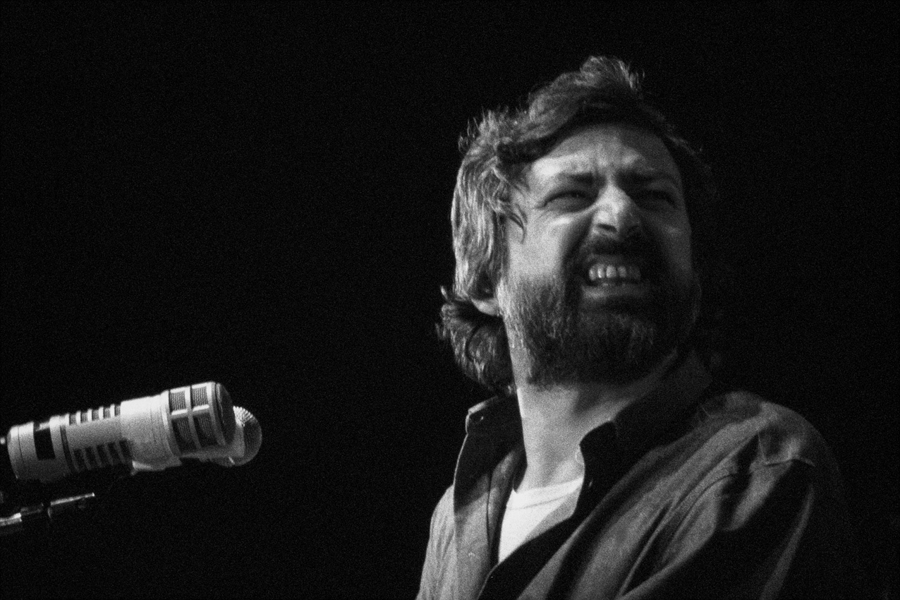 Stasera sul palco dell’Ariston omaggio a Guccini con Ligabue