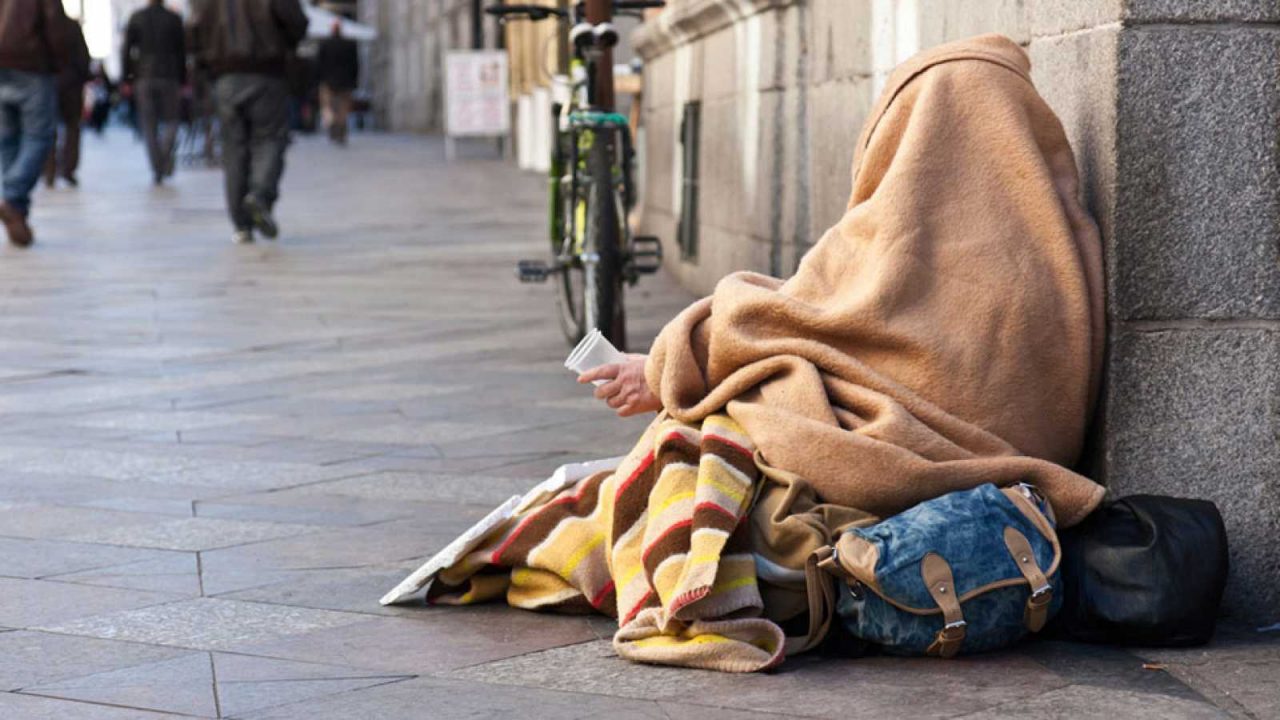 Abbandonata alla nascita, vive per strada con il cagnolino