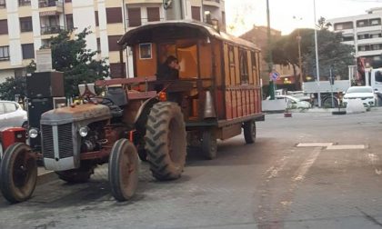 Dalla Francia all'India in trattore e roulotte: Marc passa da Ventimiglia