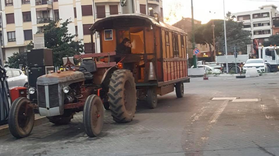 Dalla Francia all’India in trattore e roulotte: Marc passa da Ventimiglia