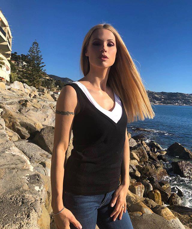 Michelle Hunziker “smanicata” sulla scogliera di Bordighera