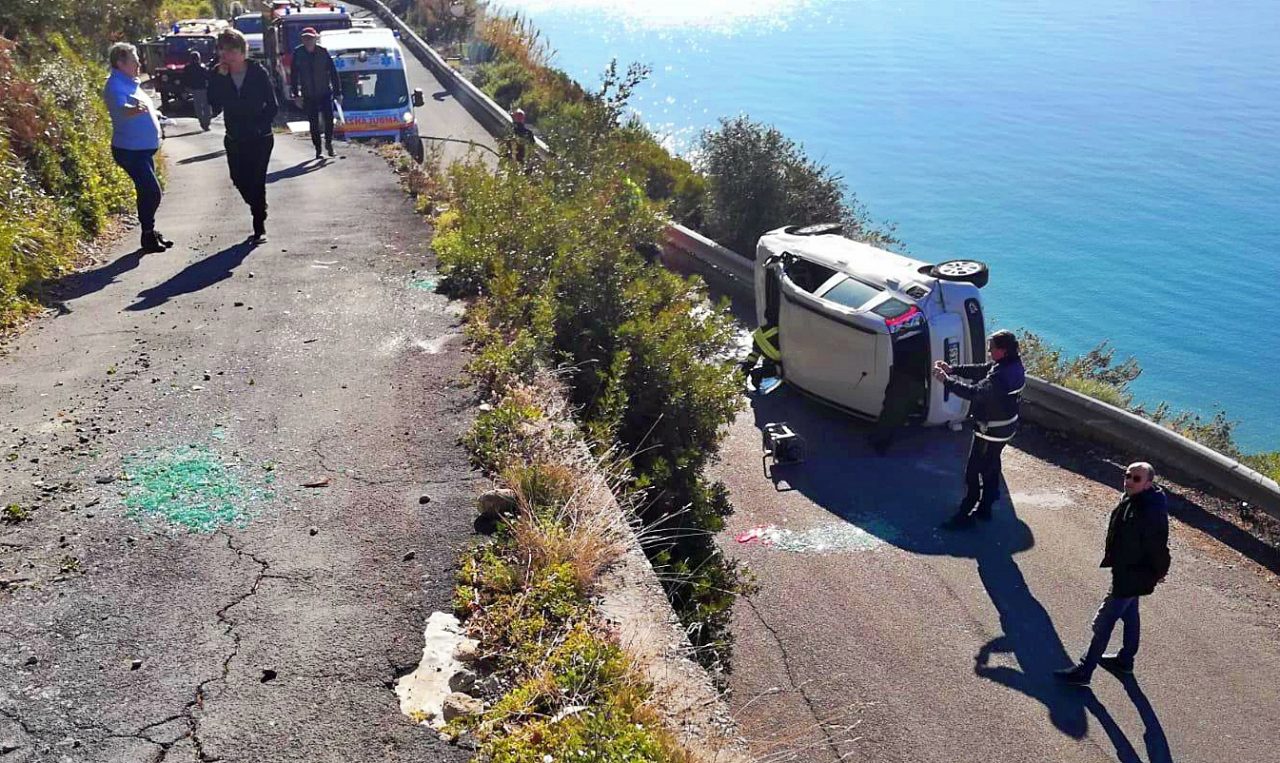 Tragedia sfiorata a Ventimiglia: donna si cappotta con l’auto