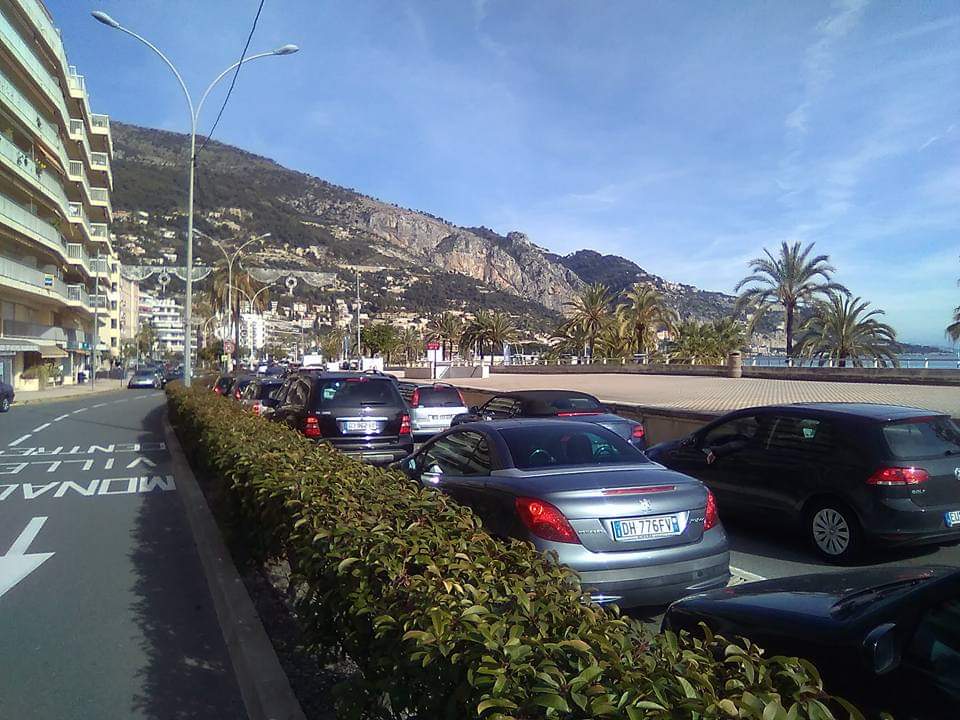 Polizia chiude l’autostrada in Francia per bloccare i gilet jaunes