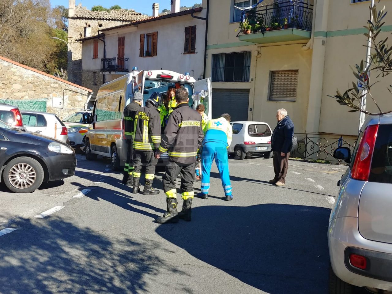 Uomo cade da un albero a Vallecrosia, allertato l’elicottero