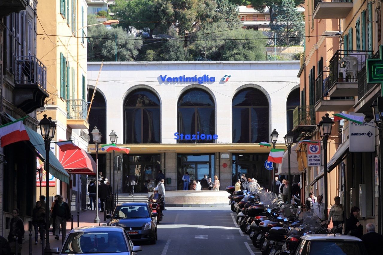 Il Comune di Ventimiglia noleggia due bagni chimici per i migranti