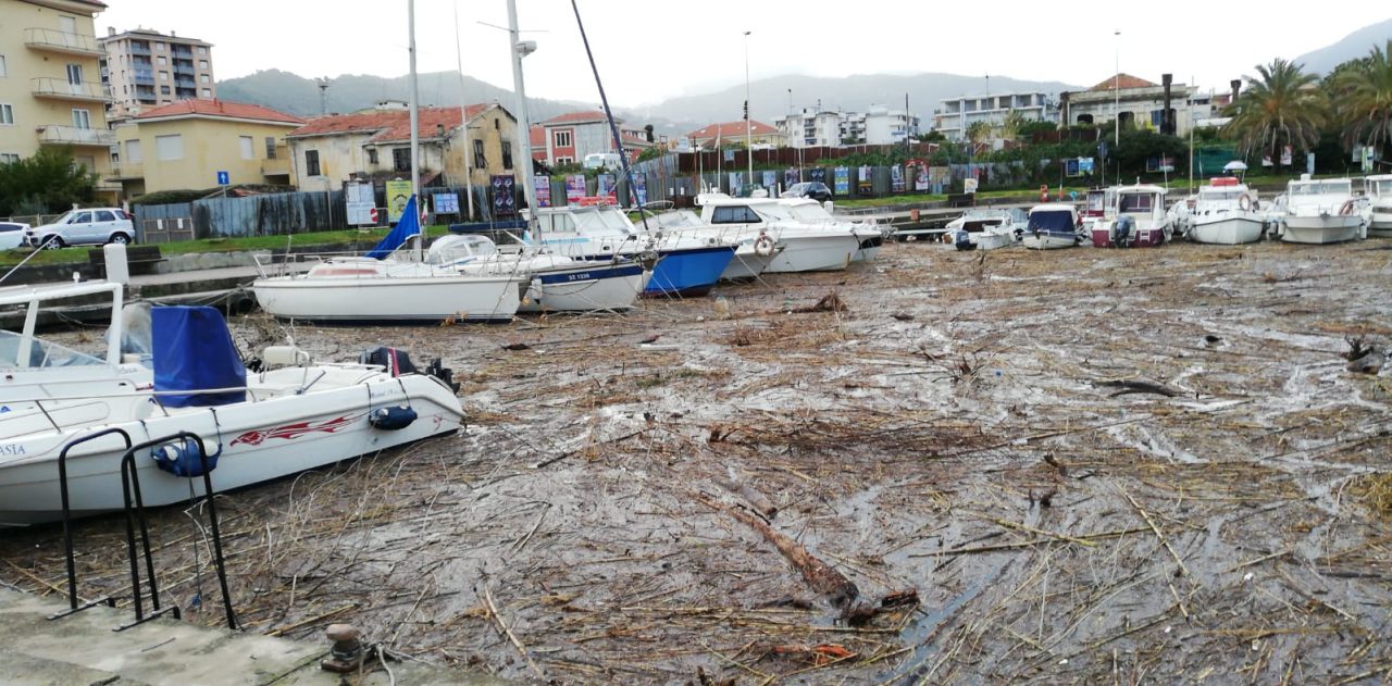 Maltempo porto e darsena di Arma invasi da detriti