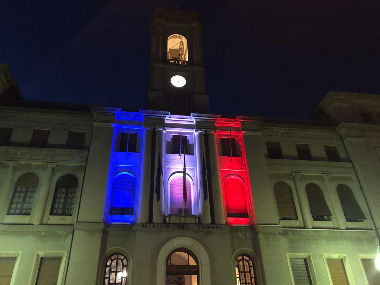Imperia: facciata del comune illuminata con il tricolore francese