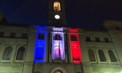 Imperia: facciata del comune illuminata con il tricolore francese