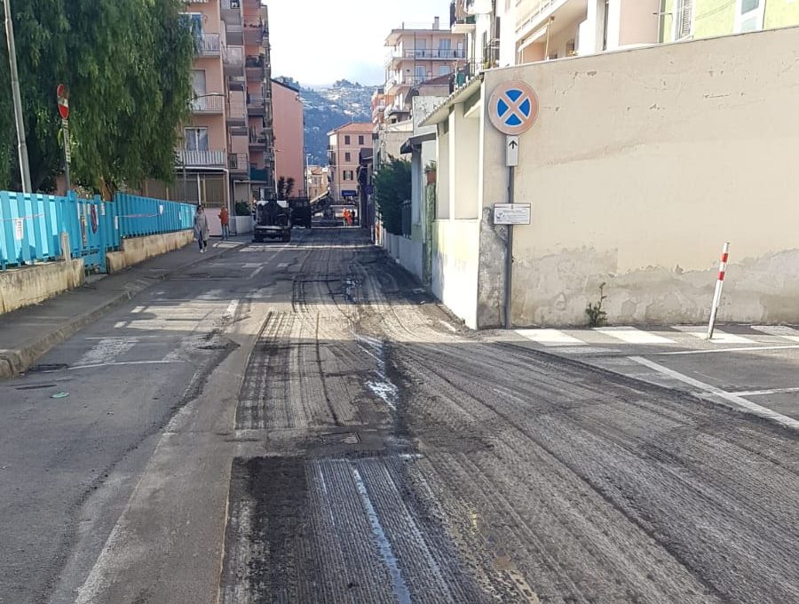 Oggi lavori di asfaltatura in centro a Ventimiglia