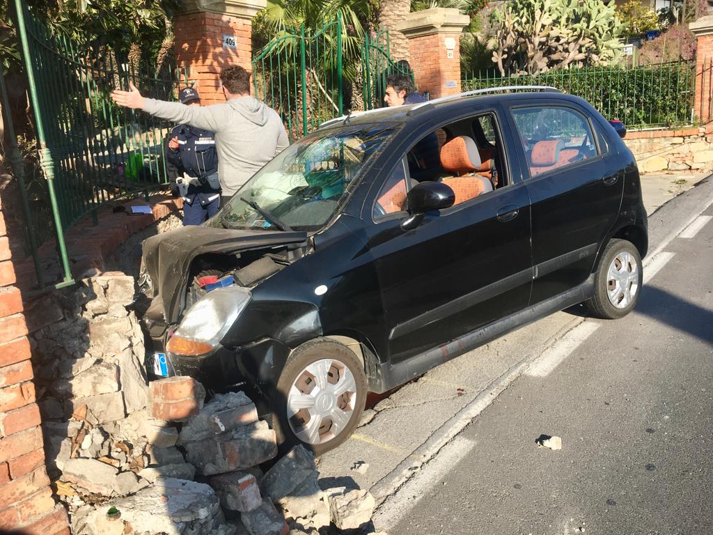 Donna si schianta con l’auto contro il muro a La Brezza