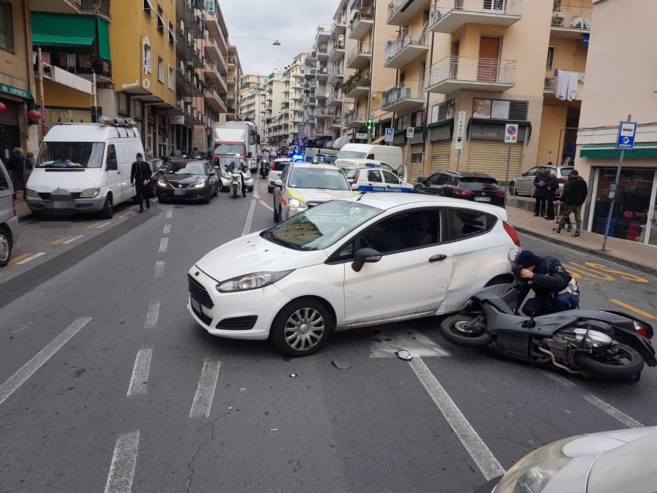 Schianto auto-moto in via Pietro Agosti, un ferito