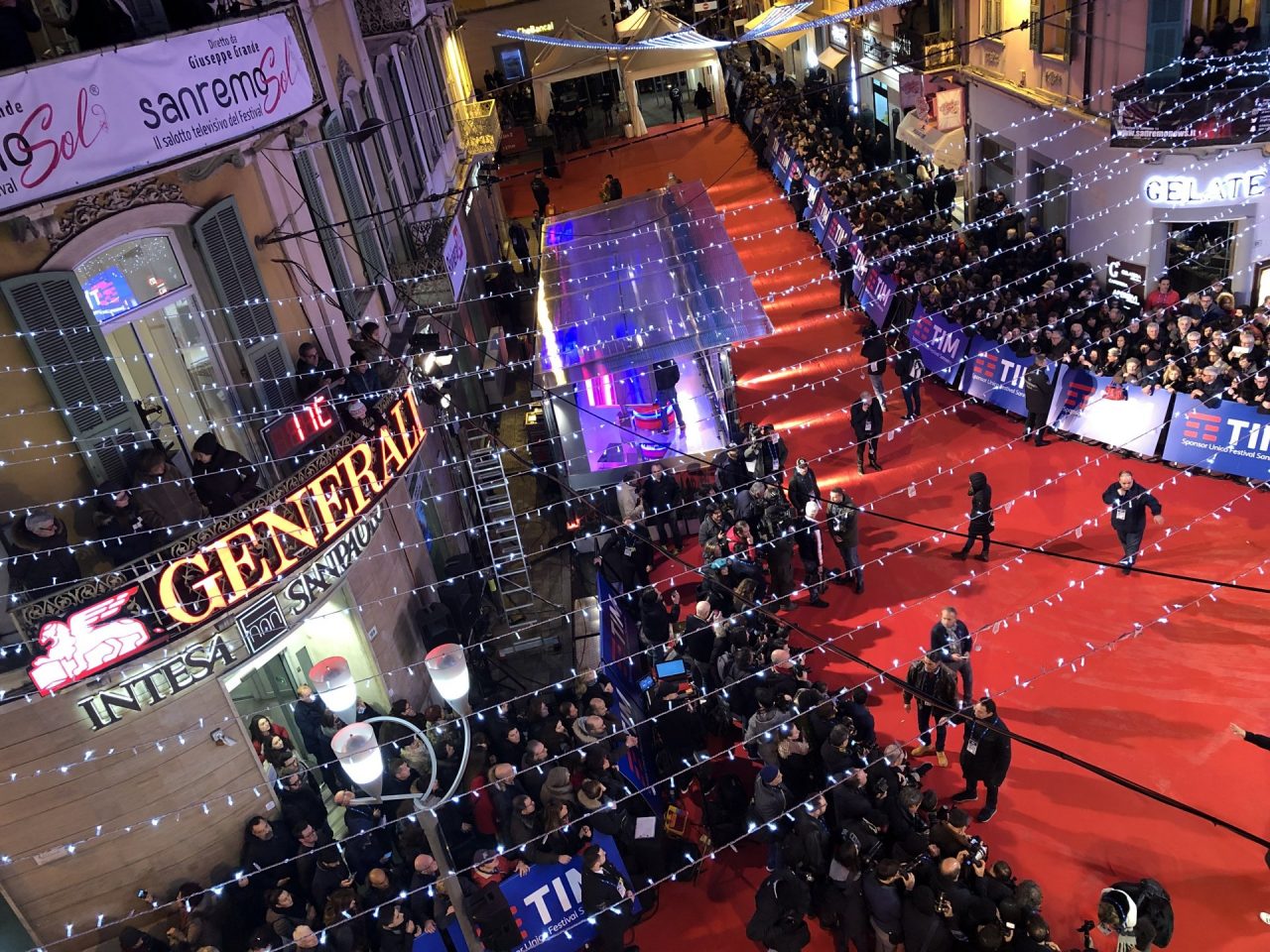 Grande attesa per i vip sul red carpet del Festival di Sanremo