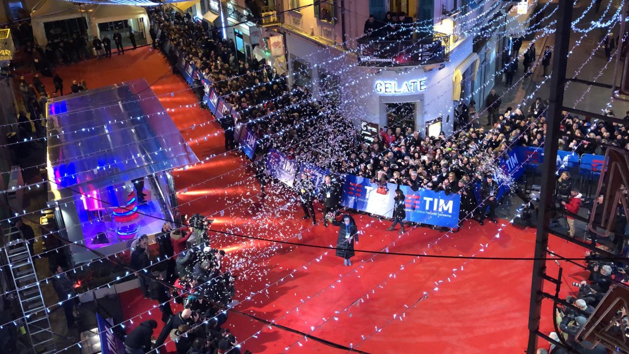 Loredana Bertè inaugura il red carpet del Festival di Sanremo. Foto e video