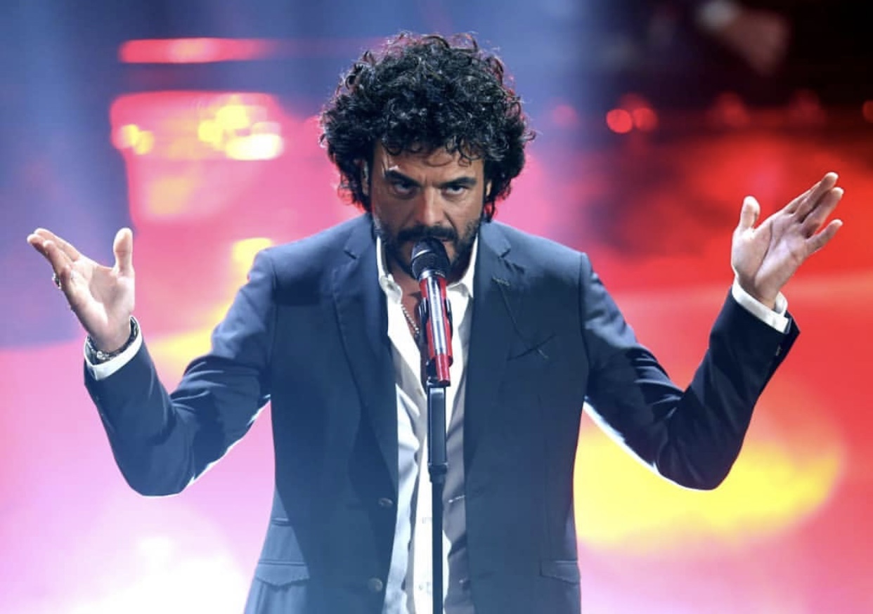 Esplode la polemica su Renga: “Al Festival meno donne perché gli uomini hanno voce più bella”
