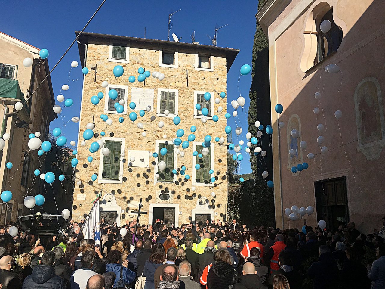 Addio al piccolo Alessandro: “Sei il sorriso che resta”. Oltre 500 ai funerali