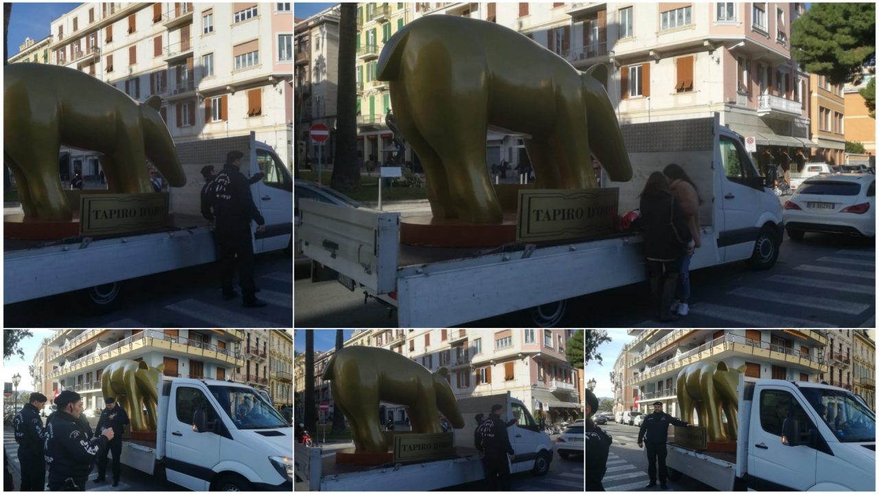 I selfie della Security con il super tapiro al Festival