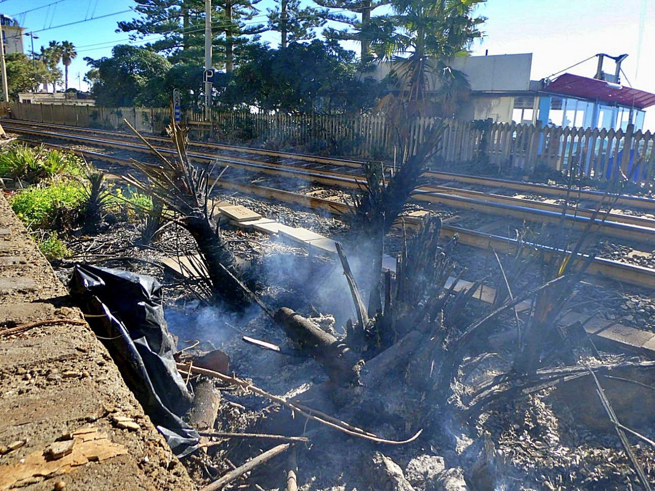 Incendio di sterpaglie vicino alla ferrovia a Bordighera