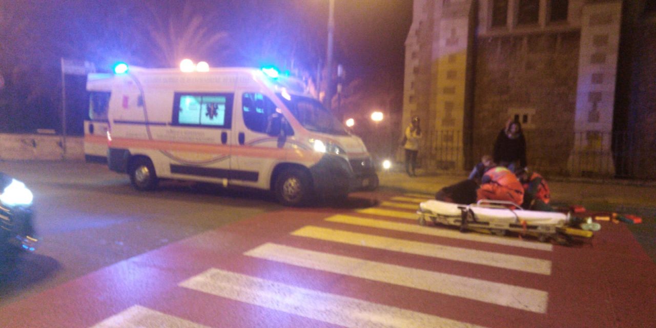 Cade con la moto davanti all’Hotel Londra di Sanremo soccorso dai sanitari del 118