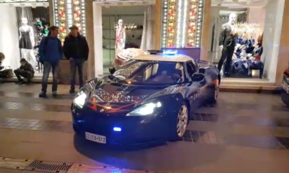 Carabinieri in supercar in via Matteotti. La gazzella è una Lotus: video