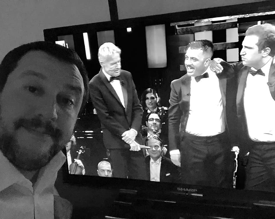 Il selfie di Salvini su Sanremo: “Potevano invitarmi per una cantatina”