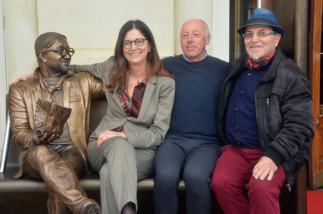 Sanremo: inaugurata la panchina di Lucio Dalla, una statua da oltre 3 milioni di selfie
