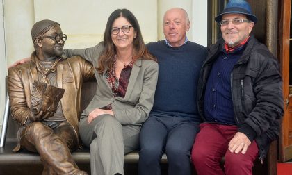 Sanremo: inaugurata la panchina di Lucio Dalla, una statua da oltre 3 milioni di selfie