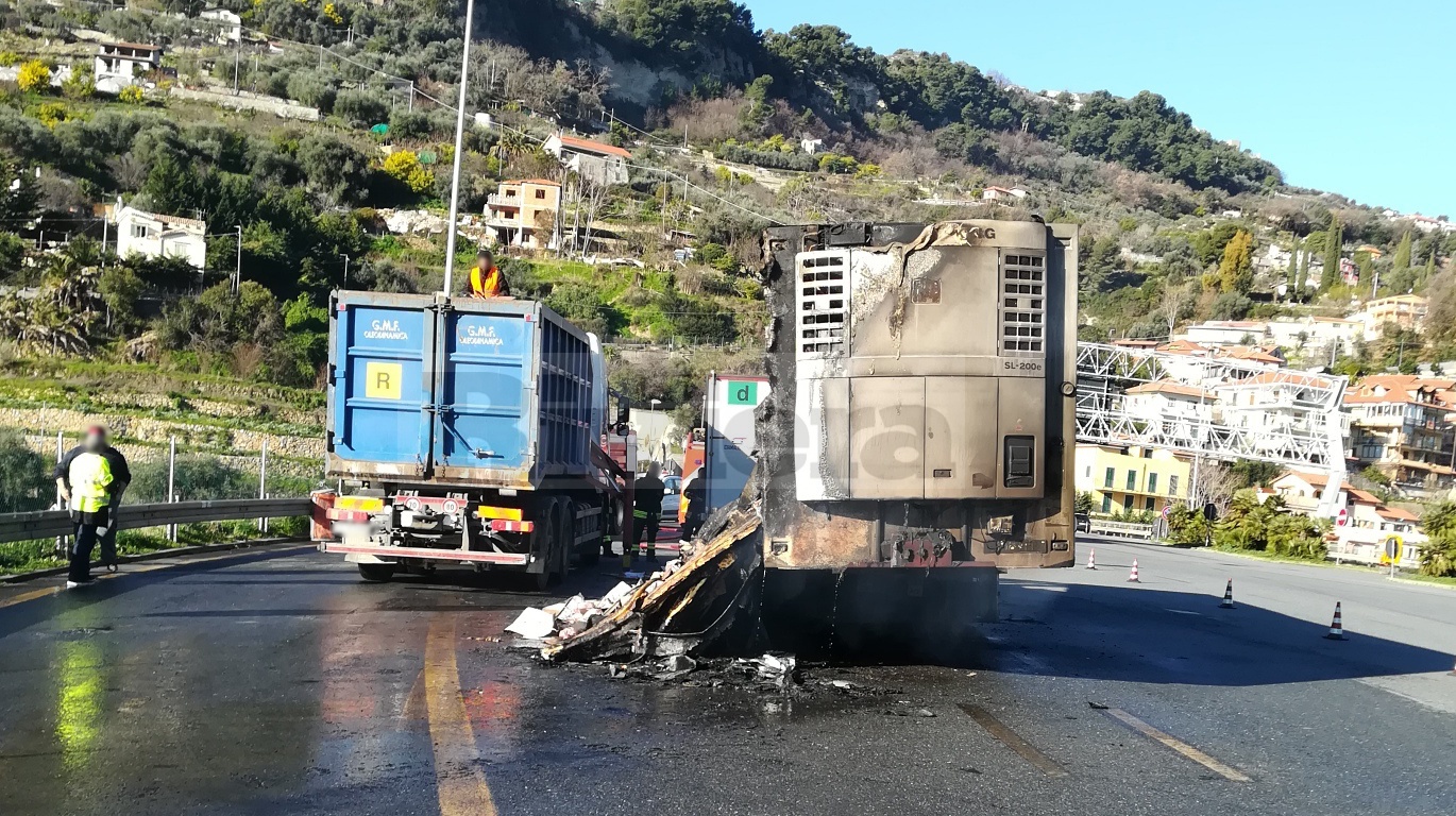 Tir in fiamme A10 Ventimiglia barriera Francia