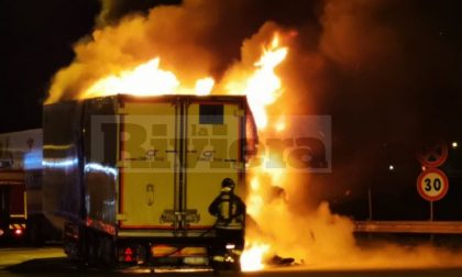 Bruciato tir carico di carne sull'A10 a Ventimiglia