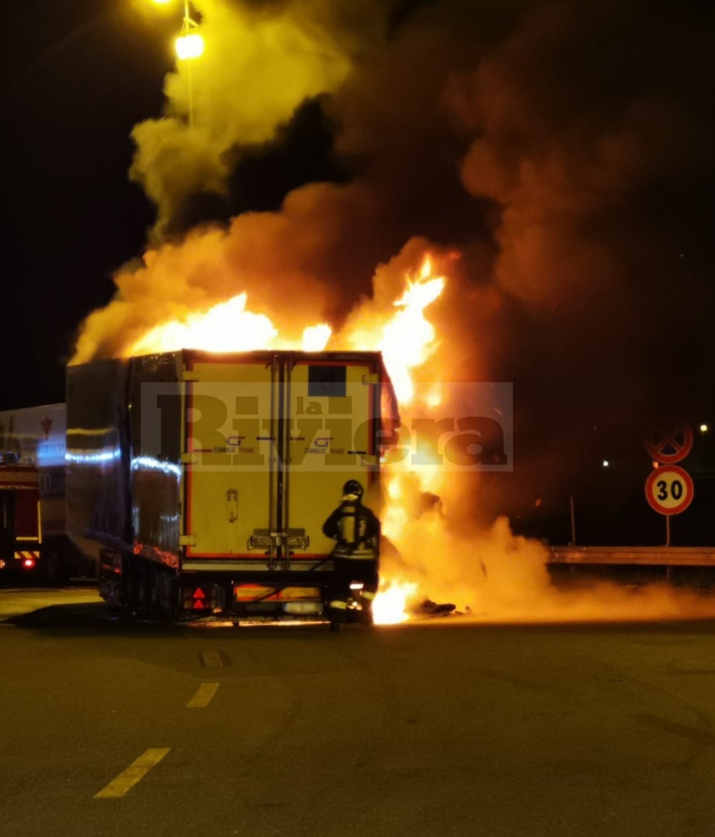 Tir in fiamme A10 Ventimiglia barriera Francia_02