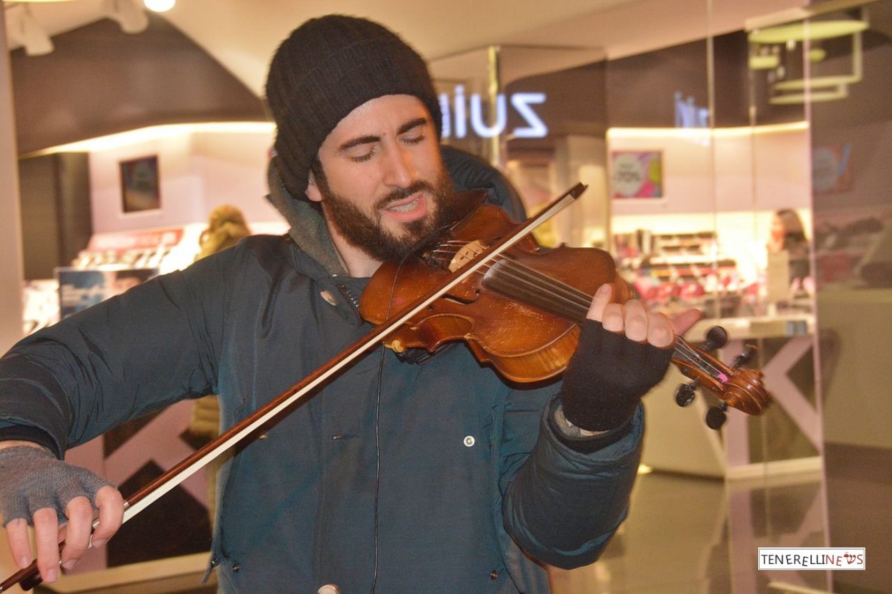 Il violinista Davide Laura “accende” via Matteotti. Foto e Video