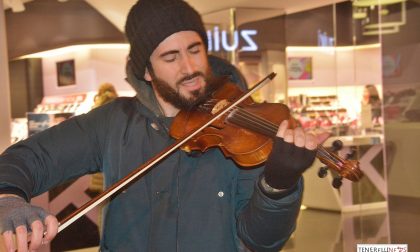 Il violinista Davide Laura "accende" via Matteotti. Foto e Video