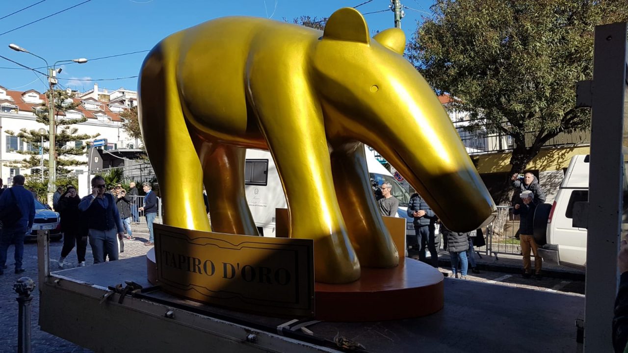 Tapiro d’oro gigante fa irruzione in piazza Colombo