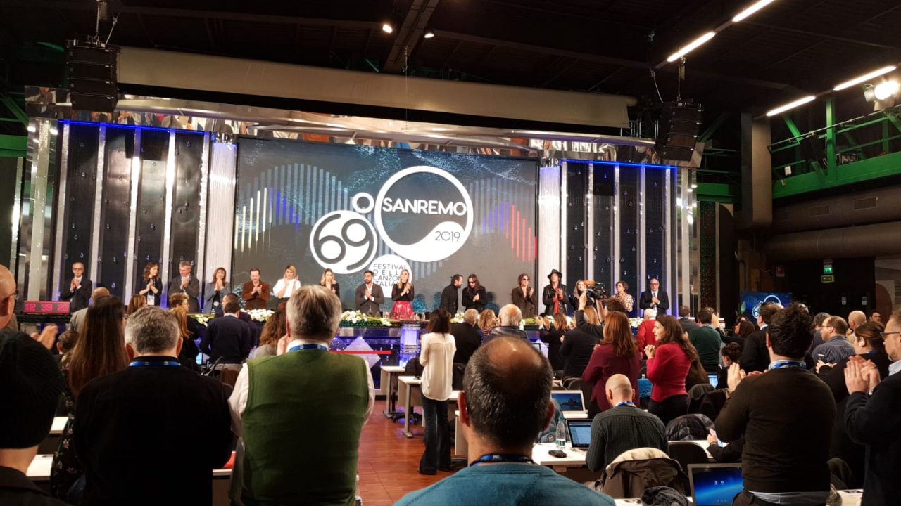 Sala stampa in piedi per omaggiare Fabrizio Frizzi nel giorno del suo compleanno