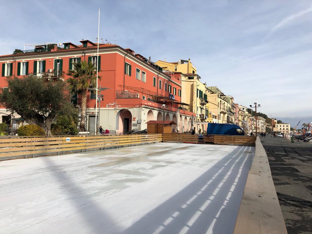 Pista di pattinaggio a Imperia, domani l’apertura