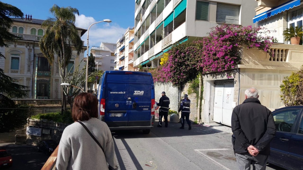 Corriere sda investe donna dietro il Casinò, elisoccorso in arrivo