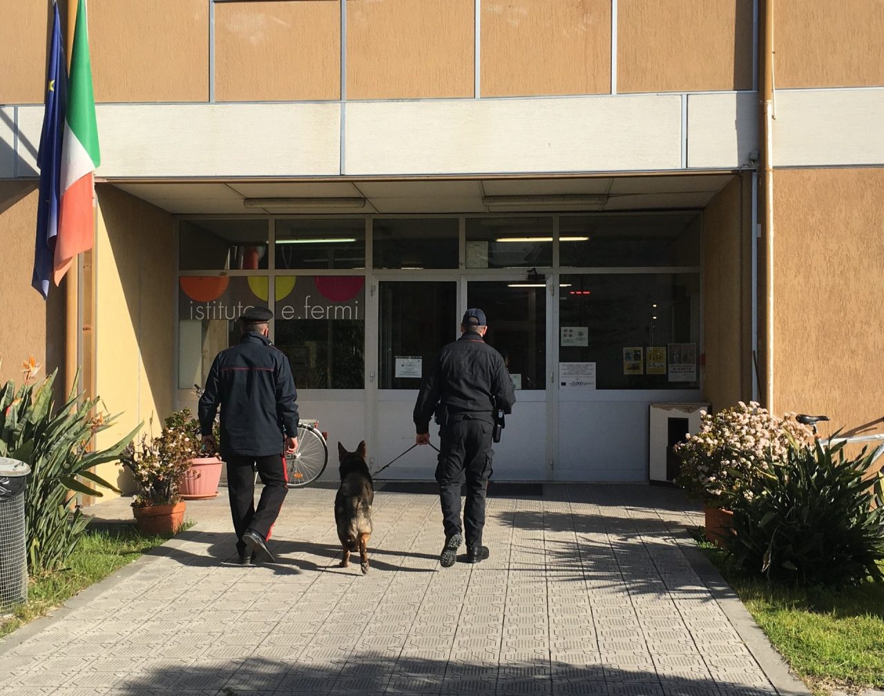 Carabinieri con cane antidroga al “Fermi” di Ventimiglia