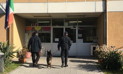 Carabinieri con cane antidroga al "Fermi" di Ventimiglia