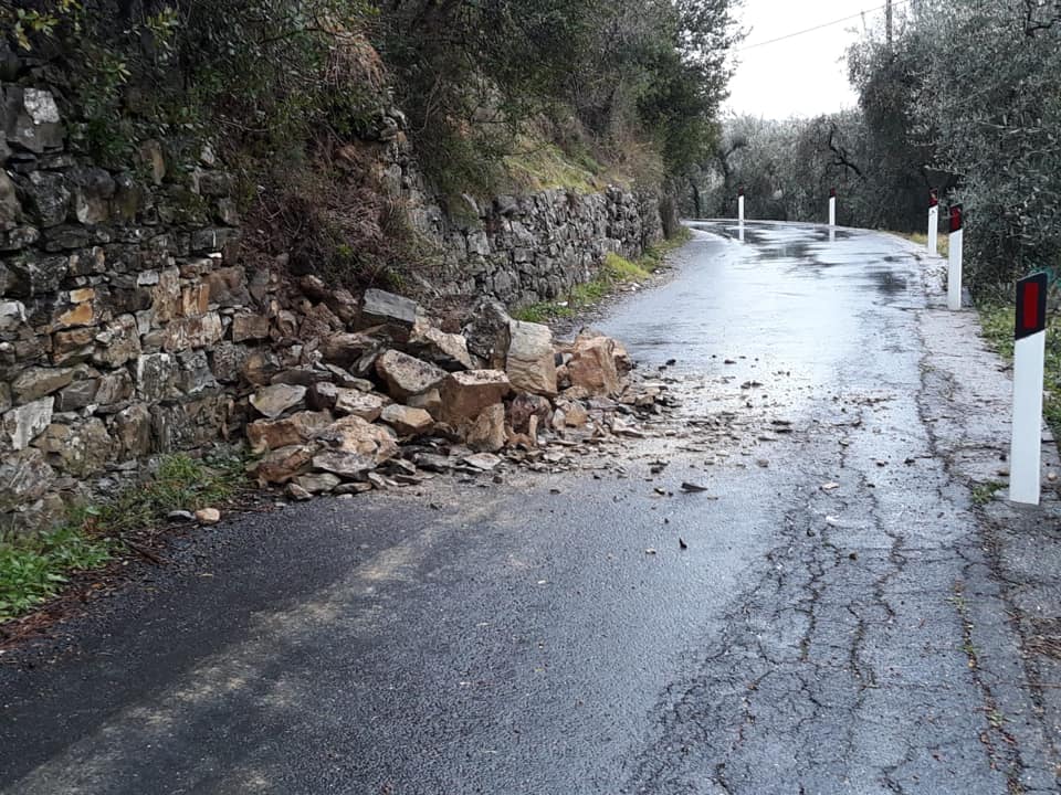 Maltempo, frana sulla strada a Villa Faraldi
